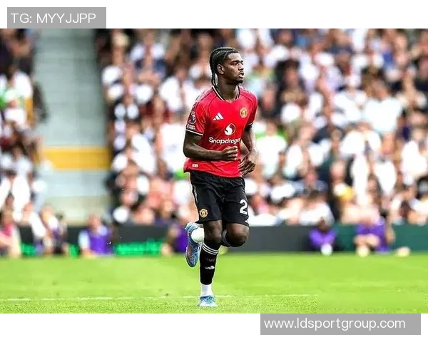 奥比马丁随曼联一线队训练舍什科受伤或为他创造机会